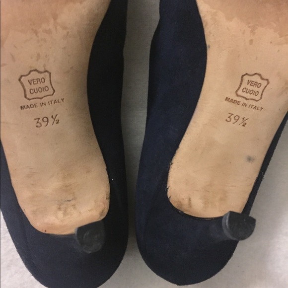 Manolo Blahnik Navy Suede Pointed Heels - Picture 5 of 5